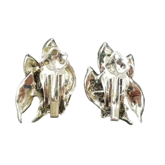 VINTAGE SILVERPLATED CLUSTER LEAF MOTIF CLIP ON EARRINGS - Picture 4 of 4